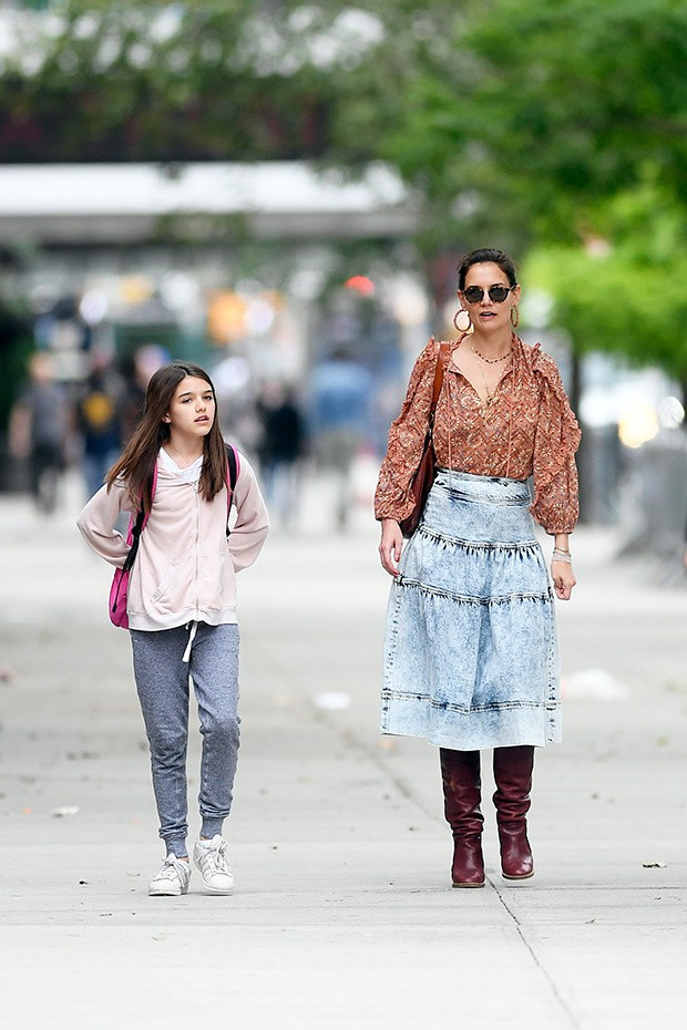 Không còn là "công chúa băng lãnh" của Hollywood, Suri Cruise ăn vận giản dị tản bộ cùng mẹ trên đường phố New York - Ảnh 1.