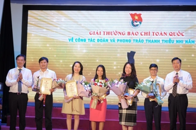 Ban tổ chức Giải thưởng báo chí toàn quốc về công tác đoàn và phong trào thanh thiếu nhi 2019 trao giải thưởng cho các tác giả đạt giải Nhất.