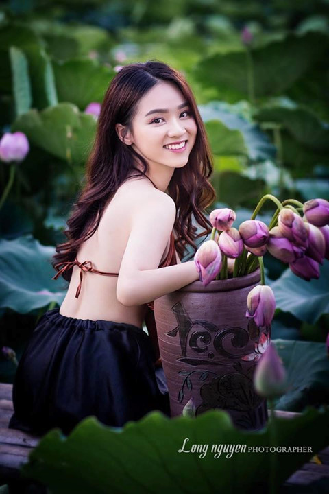 Chẳng cần khoe thân, loạt gái xinh này được khen hết lời khi chụp với sen ảnh 13 Chang can lam lo, khoe than, loat gai xinh duoc khen khi chup voi sen hinh anh 13