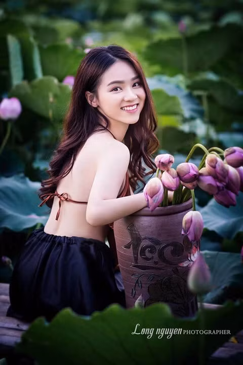 Chang can lam lo, khoe than, loat gai xinh duoc khen khi chup voi sen hinh anh 13 