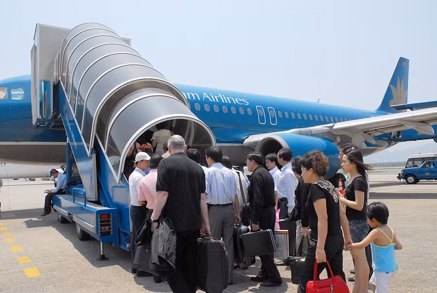 Khách lên máy bay tại sân bay Tân Sơn Nhất - Ảnh minh họa: K.Linh