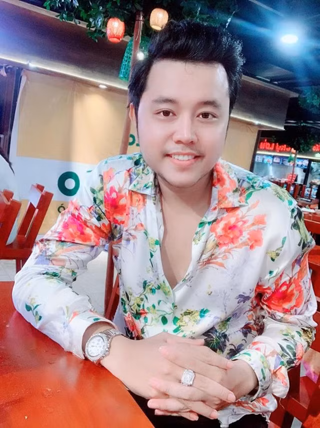  Trong suốt 2 năm qua, Vũ Hoàng Việt tập trung thời gian xây dựng sự nghiệp riêng. Khi không còn bạn gái giàu có bên cạnh, Vũ Hoàng Việt tự xoay sở bằng công việc kinh doanh. 