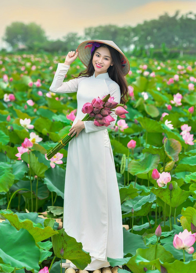 Chẳng cần khoe thân, loạt gái xinh này được khen hết lời khi chụp với sen ảnh 12 Chang can lam lo, khoe than, loat gai xinh duoc khen khi chup voi sen hinh anh 12