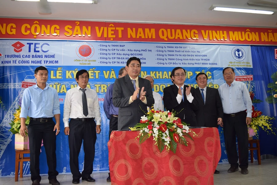 Đại diện trường TEC và Công ty Thành Đô thực hiện ký kết, hỗ trợ cho sinh viên 