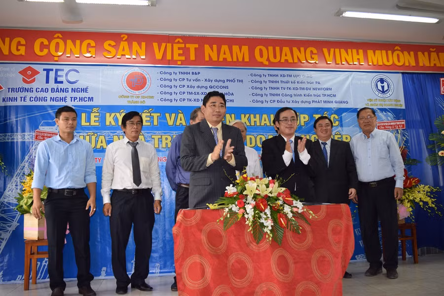 Đại diện trường TEC và Công ty Thành Đô thực hiện ký kết, hỗ trợ cho sinh viên 