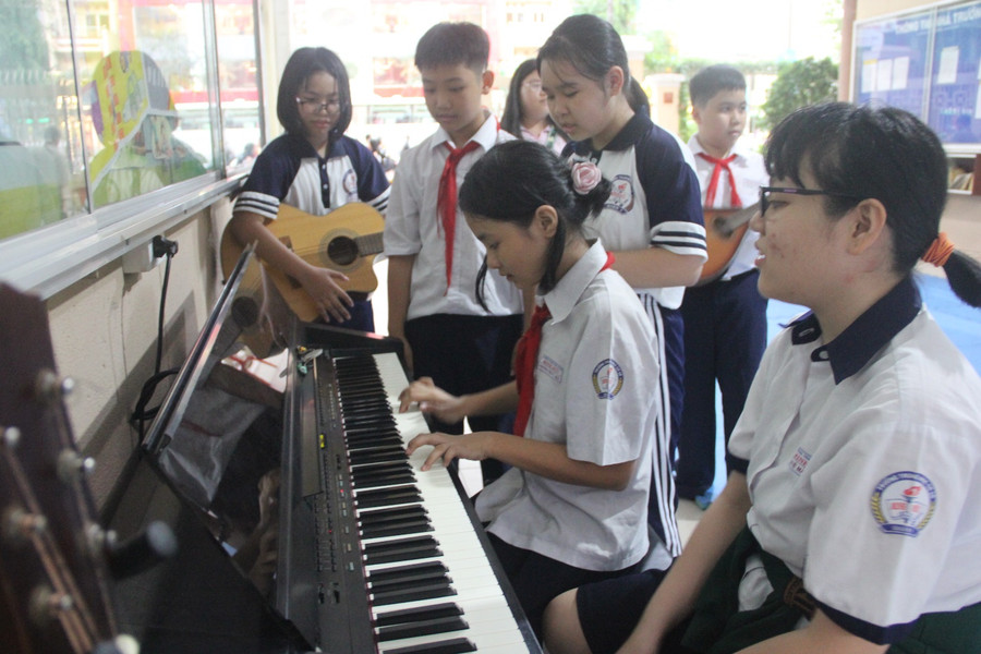 Học sinh cùng nhau chơi đàn sau giờ tan học.