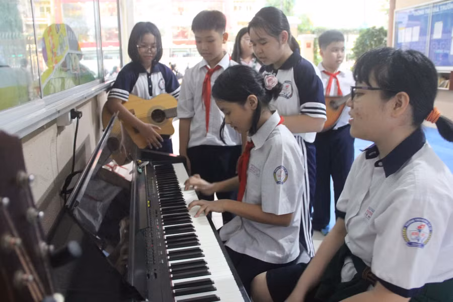 Học sinh cùng nhau chơi đàn sau giờ tan học.