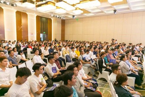 Khán phòng chật kín chỗ ngồi tại Hội thảo tuyển sinh. Đa số khách mời là phụ huynh và các bạn trẻ. Khán phòng chật kín chỗ ngồi tại Hội thảo tuyển sinh. Đa số khách mời là phụ huynh và các bạn trẻ.