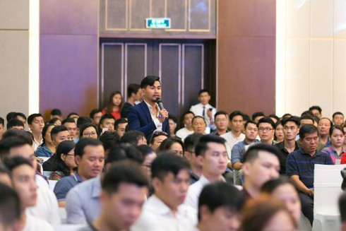 Anh Trúc – giám đốc điều hành một doanh nghiệp đến tham dự sự kiện Anh Trúc – giám đốc điều hành một doanh nghiệp đến tham dự sự kiện