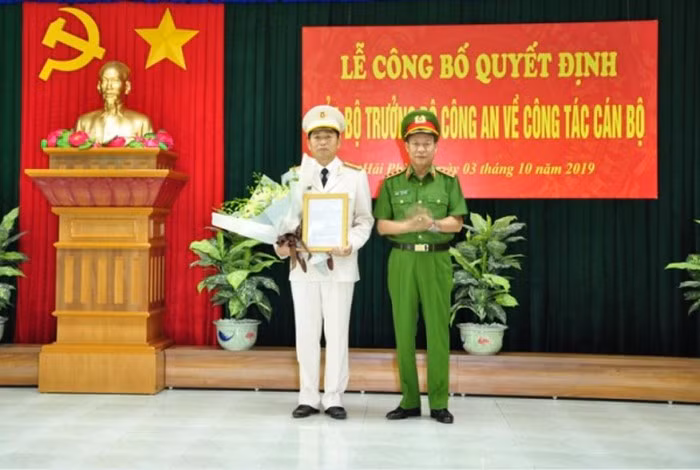 Thượng tướng Lê Quý Vương trao Quyết định của Bộ trưởng Bộ Công an bổ nhiệm Đại tá Vũ Thanh Chương giữ chức vụ Giám đốc Công an thành phố Hải Phòng.