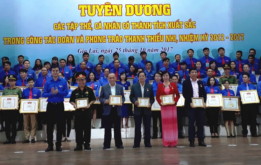 Đêm ngày 25/9 cũng diễn ra lễ tuyên dương các đơn vị, cá nhân xuất sắc