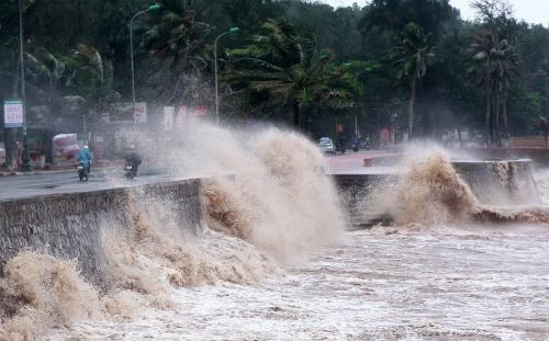 Cảnh báo mưa giông, gió giật trên biển phía Nam