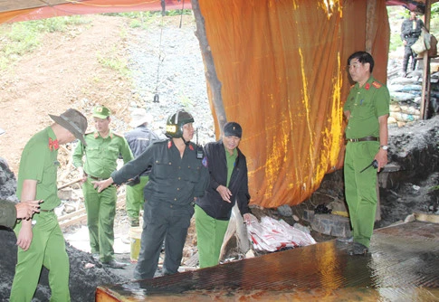 Đại tá Phan Thanh Chương (bên phải) chỉ đạo phá hủy giàn rung đãi quặng thiếc. Ảnh: theo Thanh Niên.