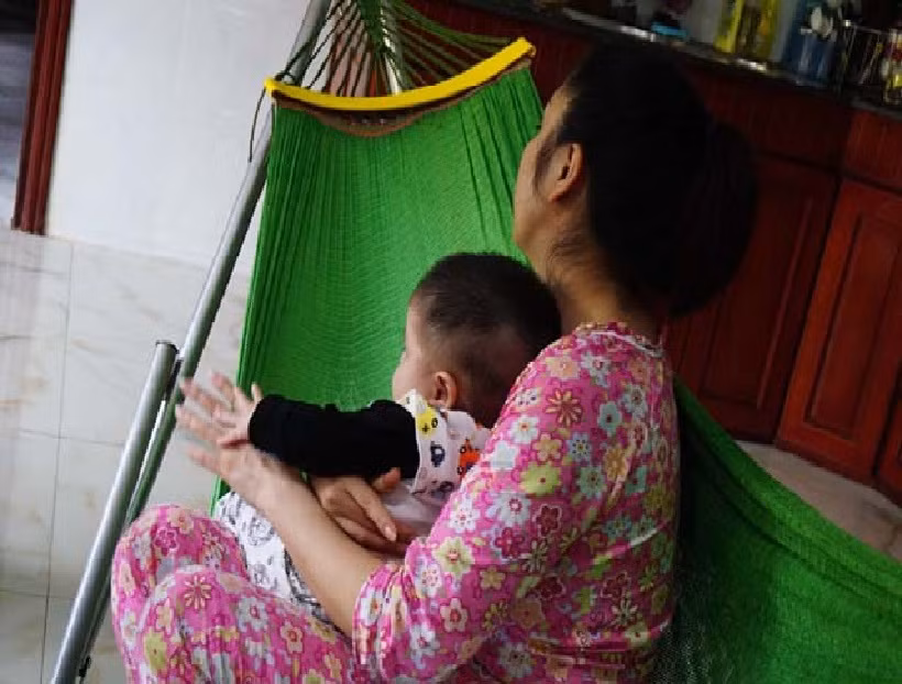 Mẹ cháu bé sau đó phải nghỉ việc ở nhà trông con