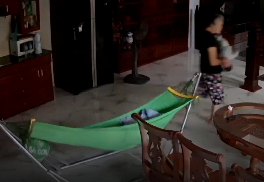Hình ảnh bà L. bế cháu bé rồi giật lắc qua lại được ghi trong camera gia đình