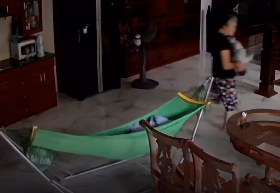 Hình ảnh bà L. bế cháu bé rồi giật lắc qua lại được ghi trong camera gia đình Hình ảnh bà L. bế cháu bé rồi giật lắc qua lại được ghi trong camera gia đình