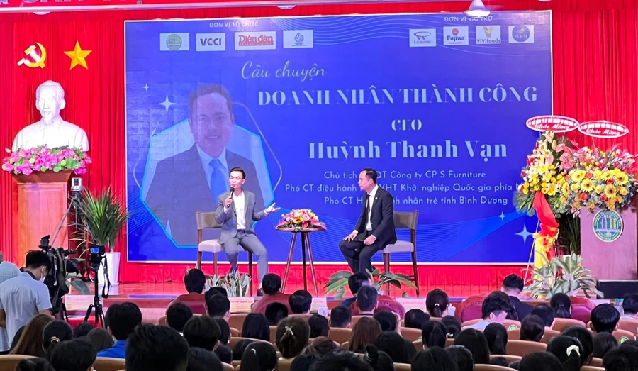 Doanh nhân Huỳnh Thanh Vạn tại buổi gioa lưu, chia sẻ với sinh viên ĐH Nông lâm TP.HCM