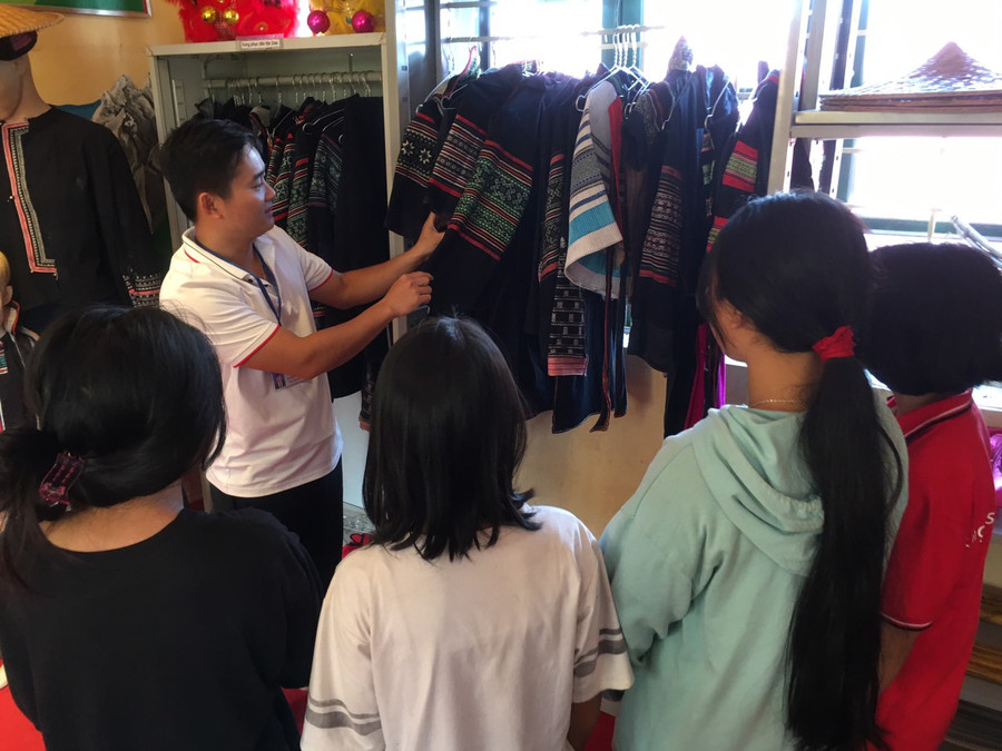 Từ mô hình bảo tồn văn hóa trong trường học, trường phổ thông DTBT THCS Bản Phùng (Sa Pa) hướng học sinh đến nghề du lịch. Từ mô hình bảo tồn văn hóa trong trường học, trường phổ thông DTBT THCS Bản Phùng (Sa Pa) hướng học sinh đến nghề du lịch.