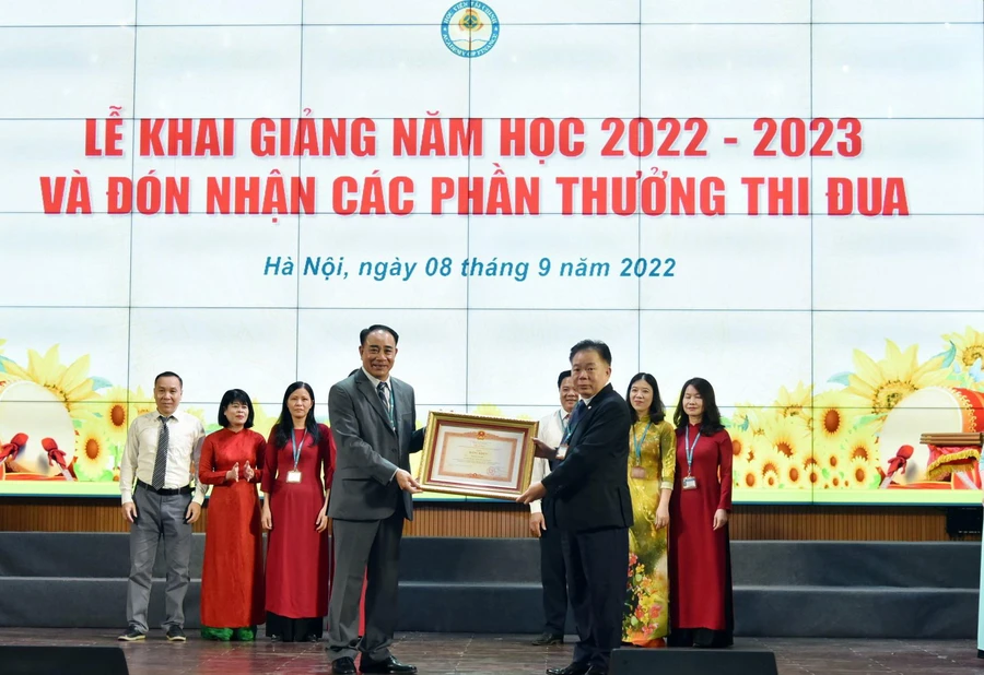 NGND. PGS.TS Nguyễn Trọng Cơ - Bí thư Đảng ủy, Giám đốc Học viện Tài chính trao Bằng khen của Thủ Tướng cho NGƯT.PGS.TS Nguyễn Vũ Việt - Phó Giám đốc Học viện (bên trái).