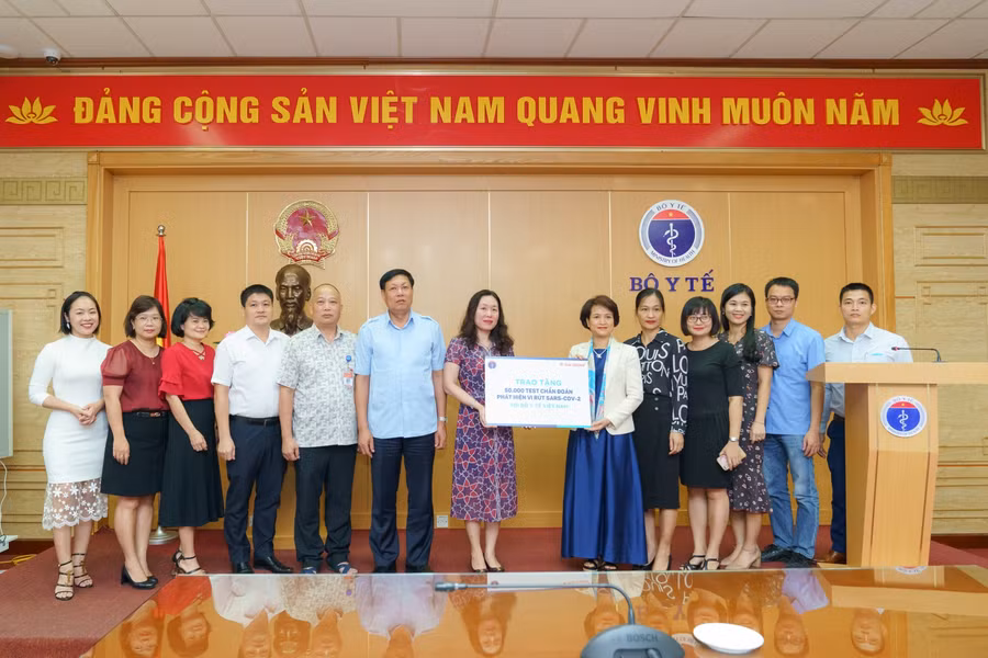 Trao tặng 50.000 kit test chẩn đoán Covid-19 tới Bộ y tế trị giá 20 tỷ đồng.