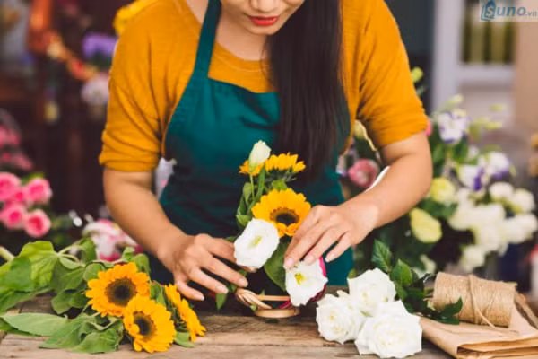 Có một số mẹo cắm hoa giúp hoa tươi lâu hơn (hình minh họa).