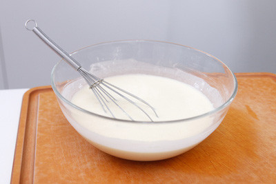 Chuẩn bị một bát trộn, thêm trứng, bột chiên tempura và bia vào trộn đều, để yên trong 15 phút. Chuẩn bị một bát trộn, thêm trứng, bột chiên tempura và bia vào trộn đều, để yên trong 15 phút.