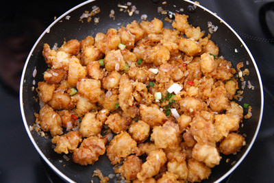 Trút sụn gà, muối và hạt tiêu vào xóc đều trong 15 giây. Rắc hành lá xắt nhỏ lên trên mặt, xóc lại vài lần nữa thì tắt bếp. Trút sụn gà, muối và hạt tiêu vào xóc đều trong 15 giây. Rắc hành lá xắt nhỏ lên trên mặt, xóc lại vài lần nữa thì tắt bếp.