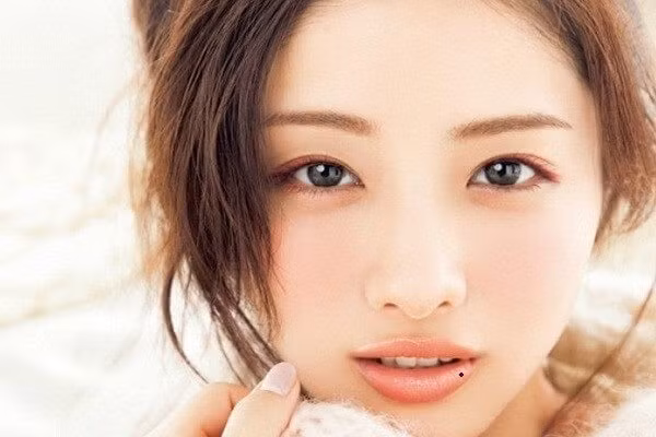 5 vị trí nốt ruồi trên gương mặt phụ nữ khiến đường tình duyên trắc trở cả đời