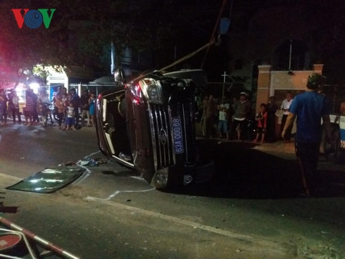 ô tô sở ngoại vụ tiền giang gây tai nạn, nhiều người suýt mất mạng hình 1 o to so ngoai vu tien giang gay tai nan, nhieu nguoi suyt mat mang hinh 1