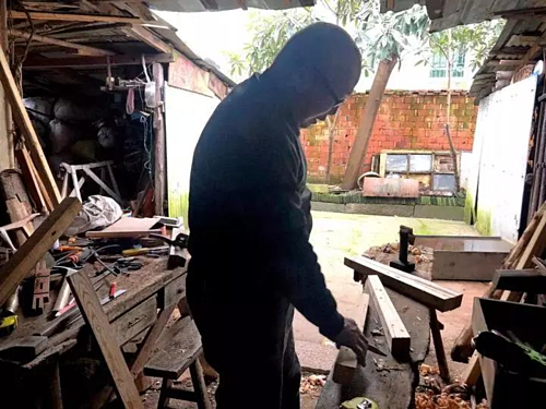 Cụ bà 98 tuổi đi bộ 3 km để trả khoản nợ nhỏ từ nửa thế kỷ trước ảnh 2 Bác thợ mộc Zhang Dabo vẫn làm nghề cũ và ngạc nhiên khi có người đến nhà trả số tiền nợ từ 50 năm trước. Ảnh: People.