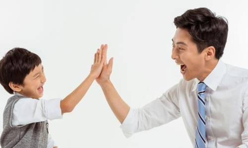 Khen khi con tích cực tham gia một hoạt động nào đó. Ảnh: Sina. 13 câu càng khen trẻ càng tốt theo giáo sư đại học Thanh Hoa - 2