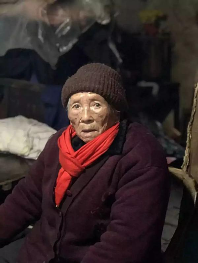 Cụ bà 98 tuổi đi bộ 3 km để trả khoản nợ nhỏ từ nửa thế kỷ trước ảnh 1 Khi nhớ ra chuyện mình còn nợ tiền người thợ mộc, cụ Sun Xingbao mặc áo khoác, đội mũ, quàng khăn đi trả, dù ngoài trời mưa lạnh. Ảnh: People.