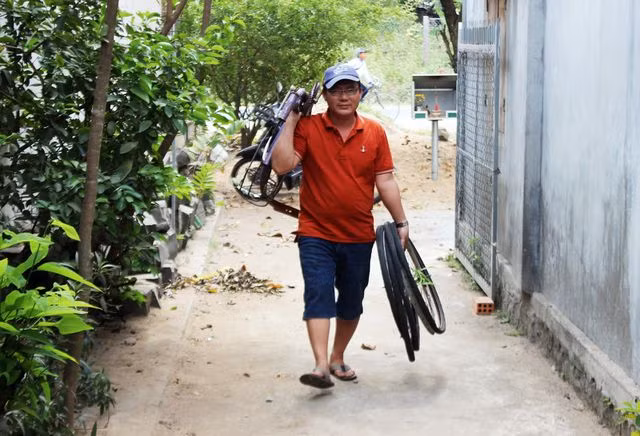 Thầy giáo “giữ chân” học trò bằng những chiếc xe đạp cũ - 1