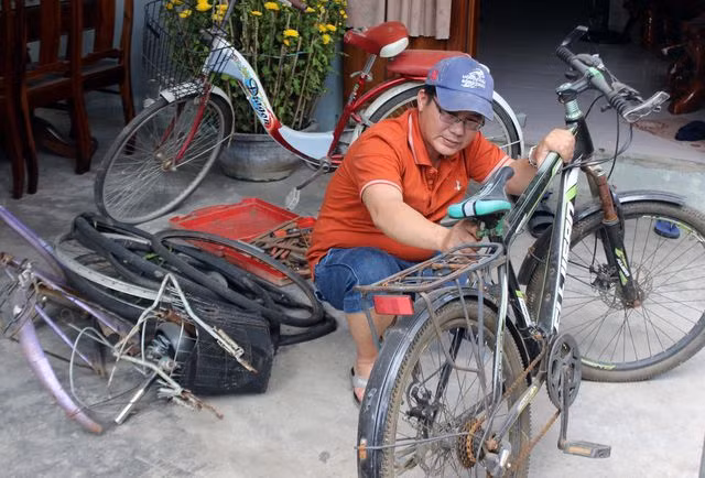 Thầy giáo “giữ chân” học trò bằng những chiếc xe đạp cũ - 2
