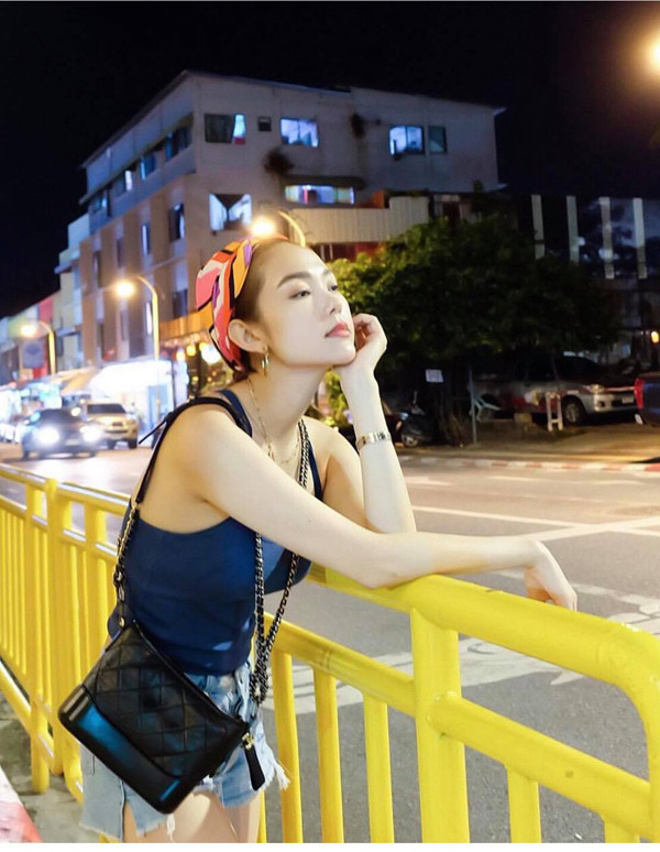 Short jean rách, áo hai dây là trang phục được Minh Hằng chọn lựa khi xuống phố. Cô phối thêm khăn turban và túi Chanel Gabrielle Bag để hoàn thiện set đồ. Short jean rách, áo hai dây là trang phục được Minh Hằng chọn lựa khi xuống phố. Cô phối thêm khăn turban và túiChanel Gabrielle Bag để hoàn thiện set đồ.