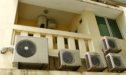 Điều hòa để ngoài trời không có mái che vừa mất mỹ quan vừa giảm độ bền của máy. Điều hòa để ngoài trời vừa mất mỹ quan vừa giảm độ bền của máy.