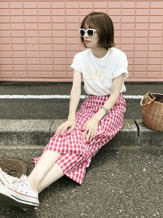 Chân váy dáng dài được xếp bèo nhún cũng là món đồ dễ sử dụng và phù hợp với những cô nàng thích lê la phố xá.