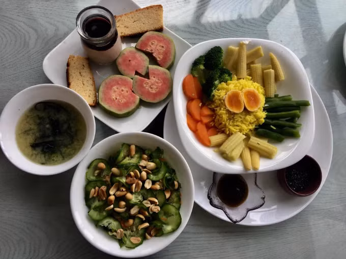 Chế độ ăn thực dưỡng với phần lớn là rau củ, trái cây.