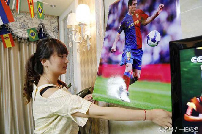 The picture shows Xiao Rongs poster on the wall with the football star Messi.