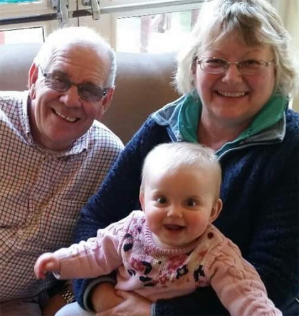 Khi tôi công bố mình là gay, cha mẹ đã mất hy vọng sẽ có cháu. Vì thế sự xuất hiện của Emily (với sự trợ giúp cả về vật chất và tinh thần rất lớn của ông bà) là niềm vui vô bờ, Robert tâm sự.Ảnh:Theyoungfamilytrio.