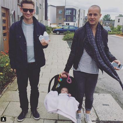 Bình sữa và đồ chơi, vật bất ly thân của hai ông bố khi con gái còn nhỏ. Ảnh:Theyoungfamilytrio.