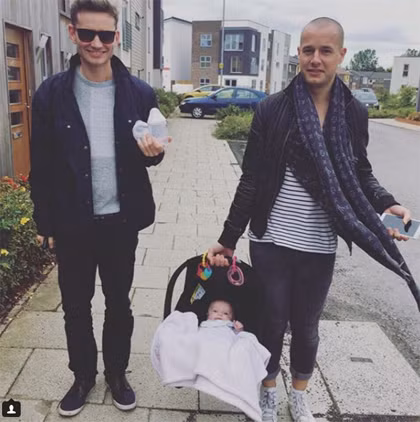 Bình sữa và đồ chơi, vật bất ly thân của hai ông bố khi con gái còn nhỏ. Ảnh:Theyoungfamilytrio. Bình sữa và đồ chơi, vật bất ly thân của hai ông bố khi con gái còn nhỏ. Ảnh:Theyoungfamilytrio.