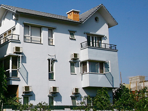 Vị trí đặtcục nóng điều hòa hứng nắng sẽ làm tăng điện năng tiêu thụ. Vị trí đặi cục nóng điều hòa hứng nắng sẽ làm tăng điện năng tiêu thụ.