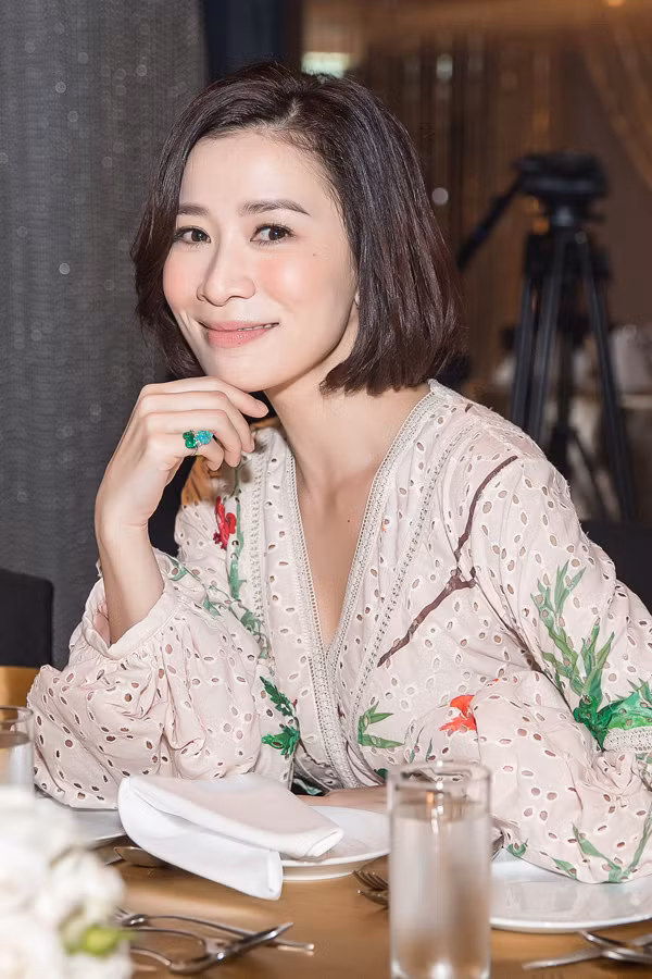 Hơn 20 năm kể từ khi đăng quang ngôi vị Á hậu 2 cuộc thi Hoa hậu Hong Kong 1997, Xa Thi Mạn hầu như không già đi chút nào