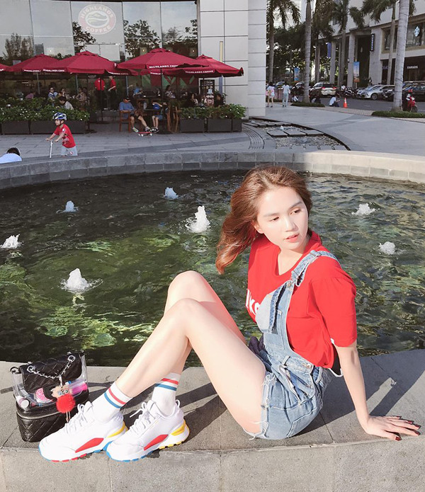 Ngọc Trinh giúp mình thoải mái trong mùa nóng với cách mix yếm, áo thun, giầy sneaker và ba lô phối nhựa trong. Ngọc Trinh giúp mình thoải mái trong mùa nóng với cách phối yếm, áo thun, giầy sneaker và ba lô phối nhựa trong.