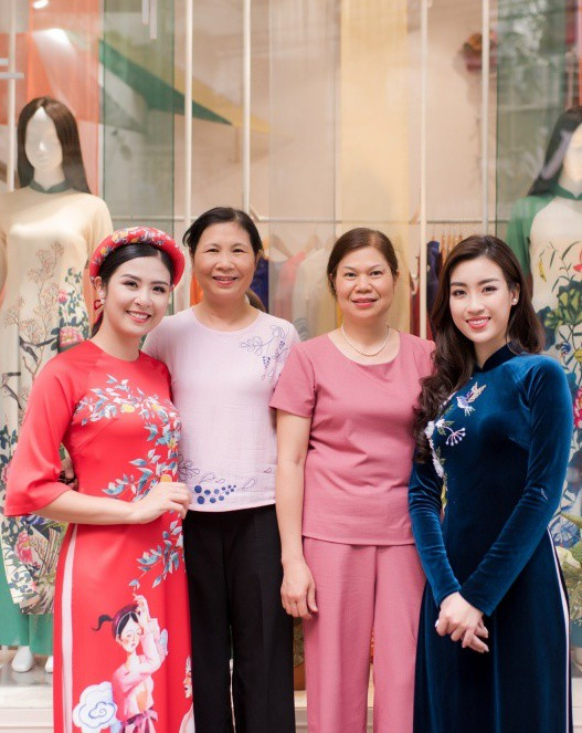 Mẹ Hoa hậu Ngọc Hân và mẹ Hoa hậu Đỗ Mỹ Linh trở nên thân thiết và thường xuyên gặp gỡ mỗi khi có dịp các con quây quần bên nhau.