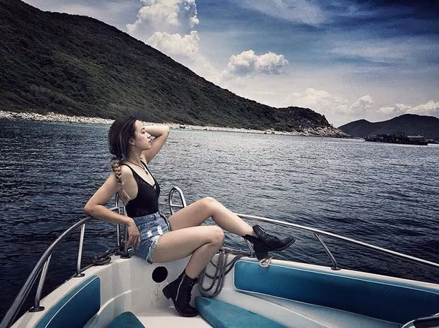 Cô gái trẻ tâm sự: “Ban đầu mình kinh doanh 1 cửa hàng thời trang nhỏ ở Huế, đến nay mình có thêm 20 chi nhánh và đại lý trên toàn quốc. Mình cũng trải qua rất nhiều khó khăn mới có được như ngày hôm nay, áp lực trả nợ cũng khiến mình quyết tâm vượt qua tất cả. Mình nghĩ một phần bản thân cũng thật may mắn nên mới thành công”.