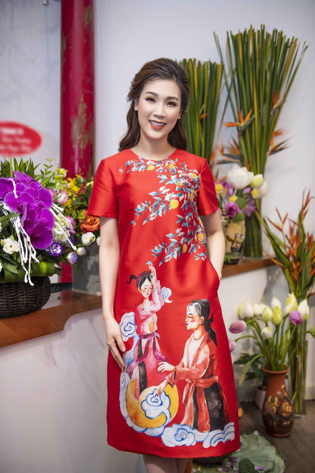 Riêng Hoa hậu Áo dài 2018 Phí Thùy Linh, cô trở thành bạn của Ngọc Hân khi cả hai cùng tham gia Hoa hậu Việt Nam 2010. Thời điểm đó, Ngọc Hân đăng quang danh hiệu cao nhất, còn Phí Thùy Linh lọt vào top 10 chung cuộc. Tháng 5 vừa qua khi Phí Thùy Linh dự thi Hoa hậu Áo dài 2018 tại Paris, Ngọc Hân đã đích thân thiết kế trang phục truyền thống cho bạn thân, giúp cô tỏa sáng để giành vương miện cao quý.