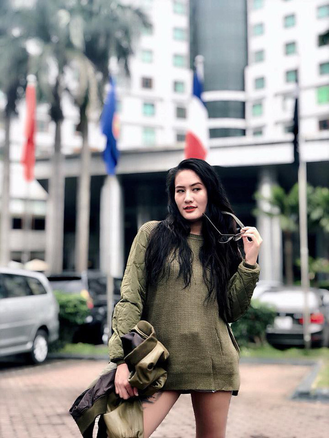 Chụp ảnh selfie giữa trời mưa, cô gái bị dân mạng chế giễu ảnh 4 Chụp ảnh selfie giữa trời mưa, cô gái bị dân mạng chế giễu ảnh 4