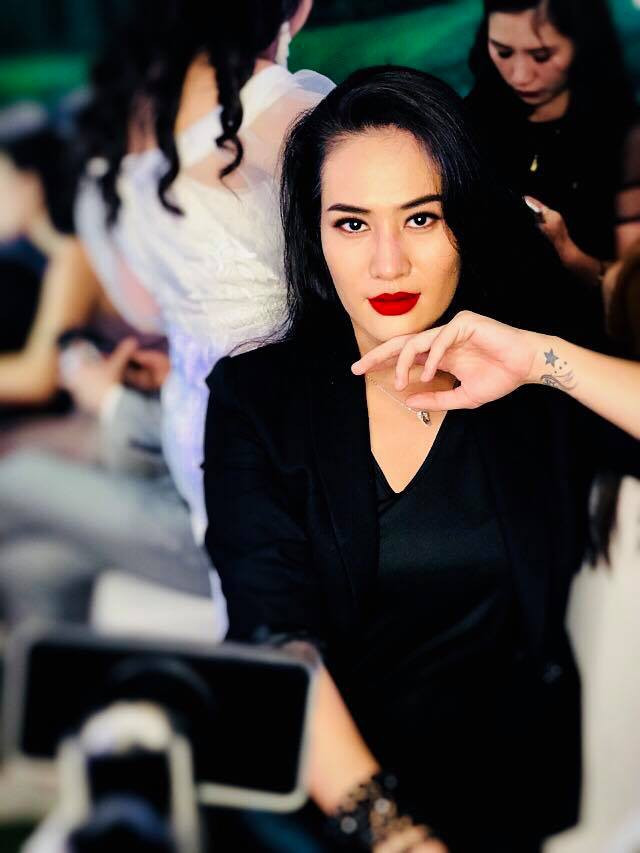 Chụp ảnh selfie giữa trời mưa, cô gái bị dân mạng chế giễu ảnh 5 Chụp ảnh selfie giữa trời mưa, cô gái bị dân mạng chế giễu ảnh 5